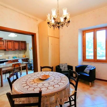 Appartement La Casa In Piazza à Toffia Extérieur photo