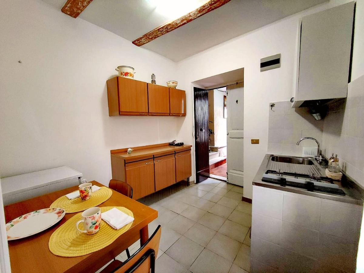 Appartement La Casa In Piazza à Toffia Extérieur photo