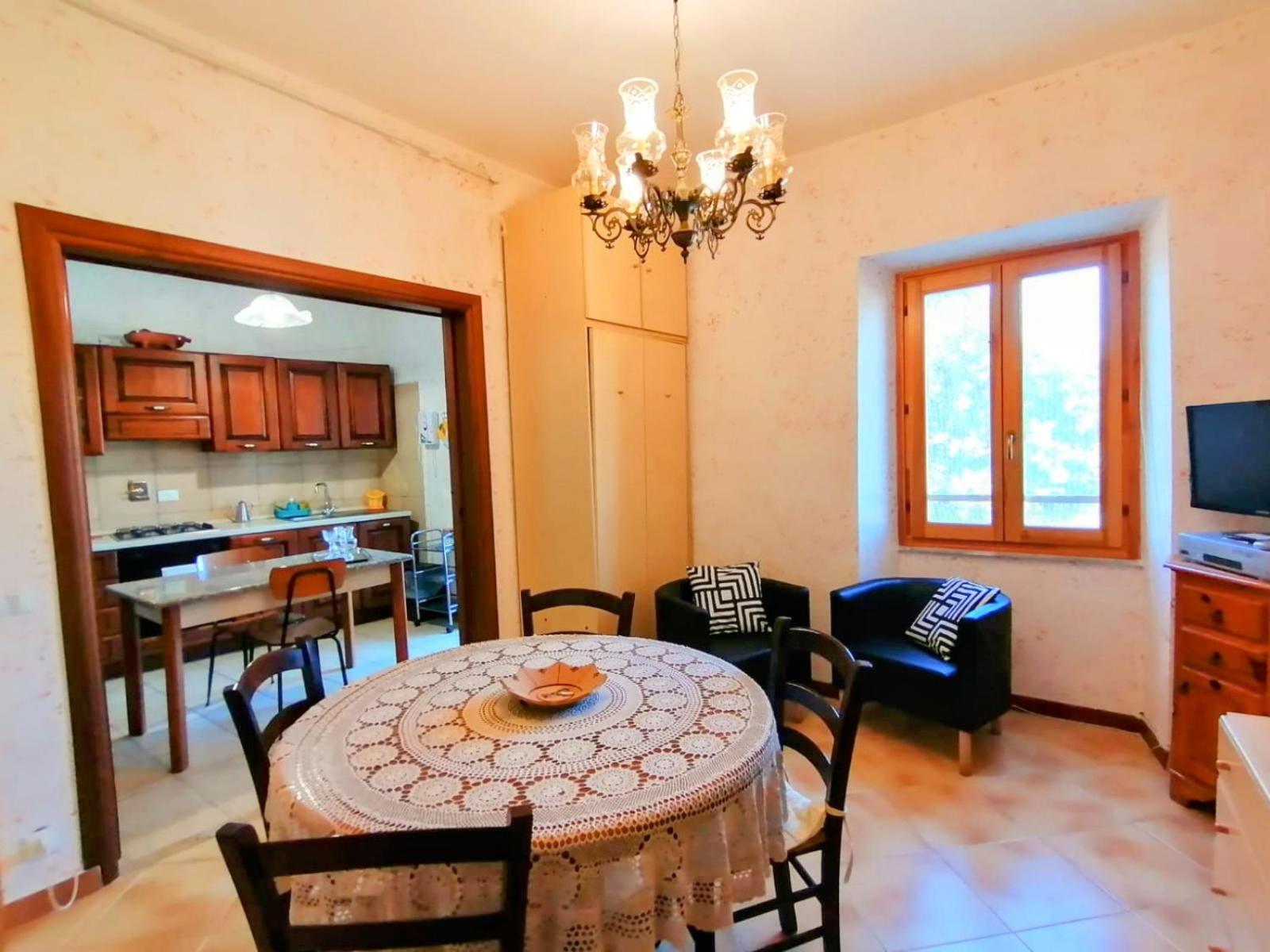 Appartement La Casa In Piazza à Toffia Extérieur photo