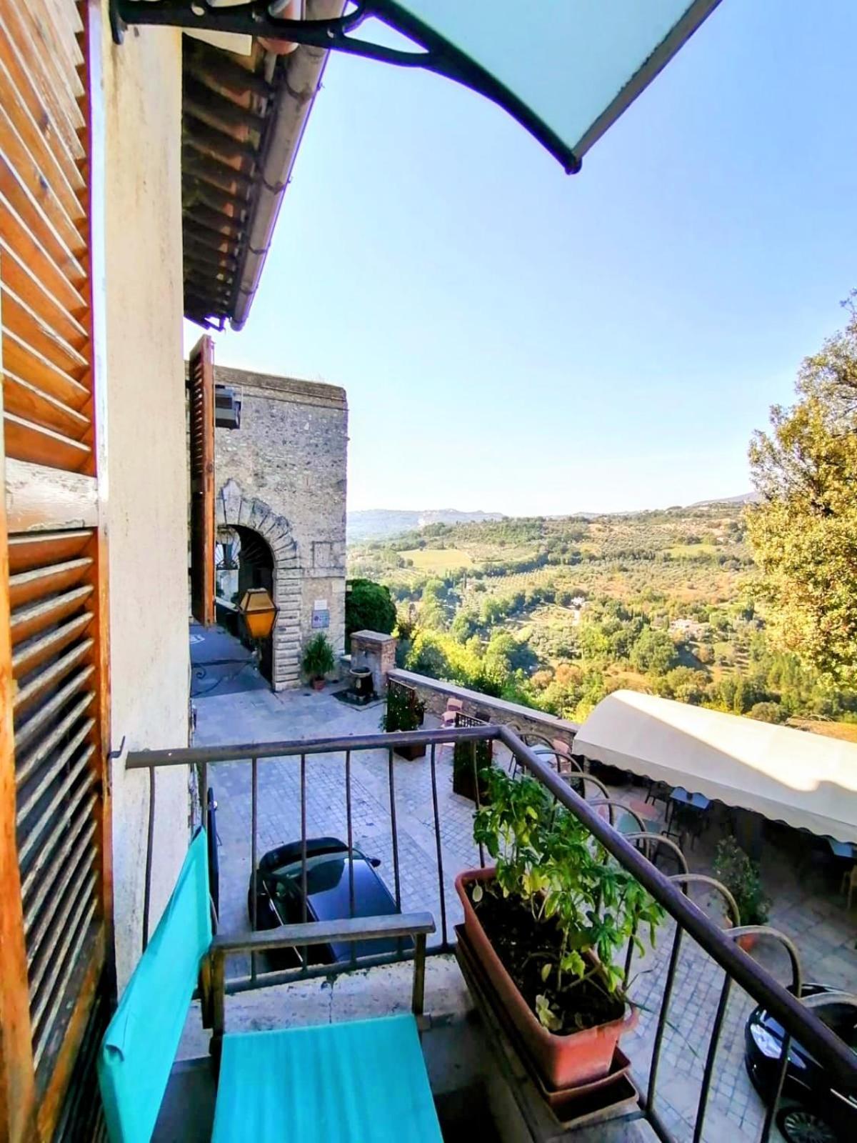 Appartement La Casa In Piazza à Toffia Extérieur photo