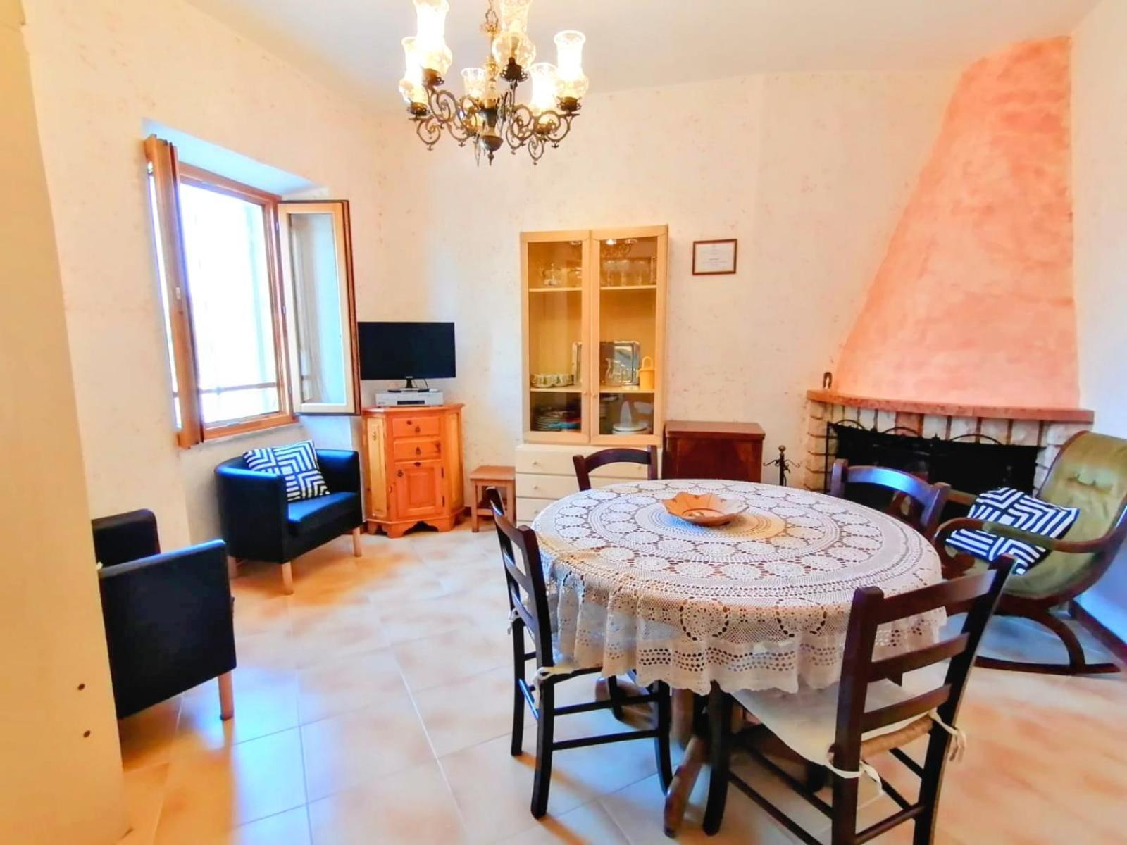 Appartement La Casa In Piazza à Toffia Extérieur photo
