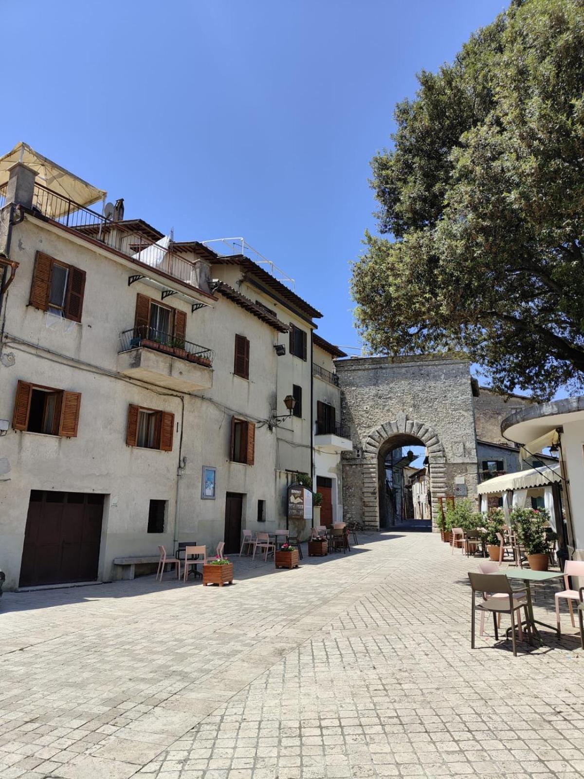 Appartement La Casa In Piazza à Toffia Extérieur photo