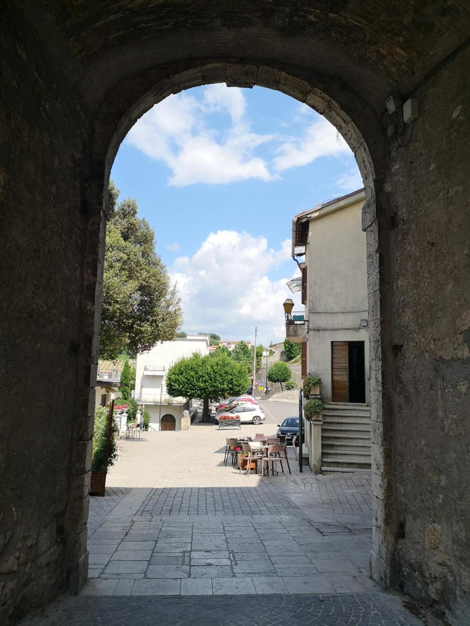 Appartement La Casa In Piazza à Toffia Extérieur photo